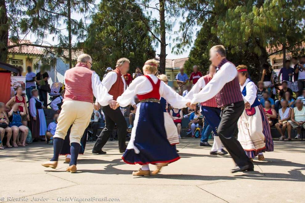 Imagem de pessoas dançando em rodas com trajes filandeses.